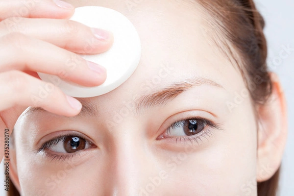 Fototapeta ベースメイクをする女性