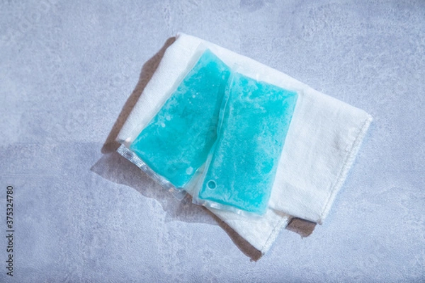 Obraz 食品や体を冷やす保冷剤・アイスパックが2つ。