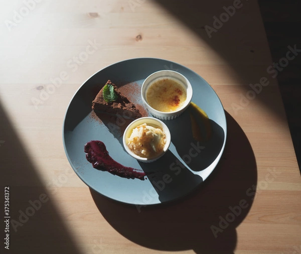 Fototapeta カフェのデザート。
チョコケーキ、バニラアイス、クリームブリュレ