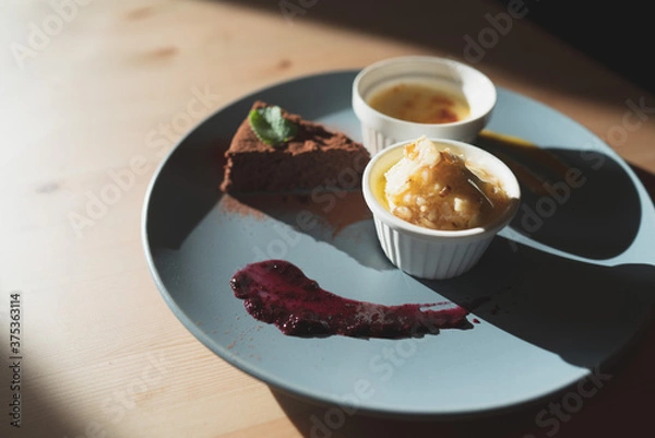 Obraz カフェのデザート。
チョコケーキ、バニラアイス、クリームブリュレ