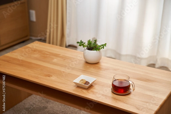 Obraz リビングで過ごす午後_紅茶とクッキーと観葉植物