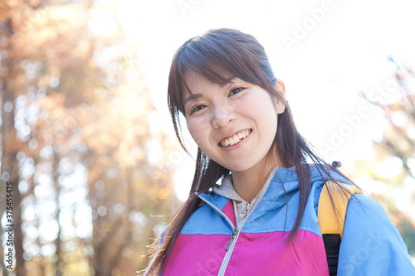 Fototapeta 山登りする女性