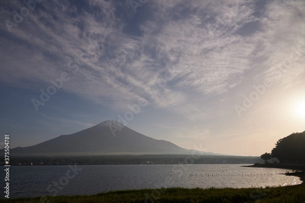 Fototapeta 夕暮れ時の富士山　山梨県山中湖からの景色