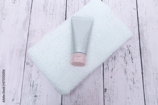 Fototapeta ハンドクリーム, ケア, 肌荒れ, 冬, ピンク, 香り, 備品, 手, 塗る, 塗布, チューブ, 化粧品, 健康, 美容, 白, タオル, 衛生, 清潔