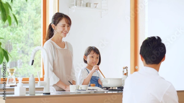 Fototapeta 会話しながら料理する家族