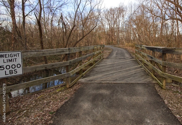 Fototapeta Bridge over the creek and wavy road with a 5000 pound weight limit sign