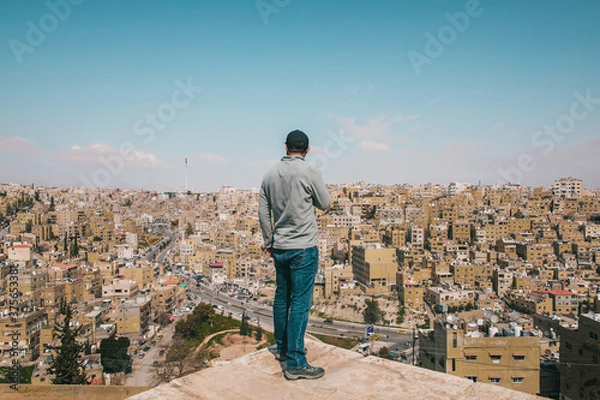 Fototapeta Man appreciating the view of the city of Amman