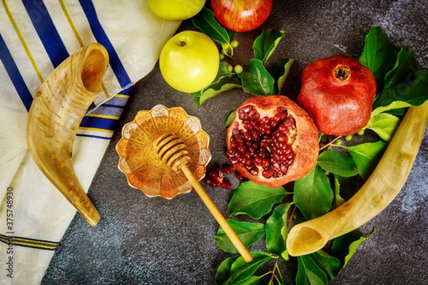 Obraz Szofar i jedzenie z talitem na żydowskie święto Rosz ha-Szana.