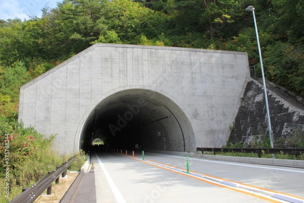 Obraz 高速道路に設けられたトンネルの出入口
