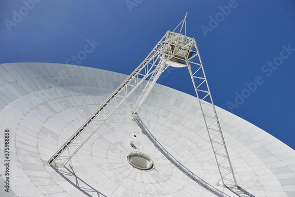 Obraz 夏の野辺山宇宙電波観測所 45m電波望遠鏡のアップ 長野県 南牧村