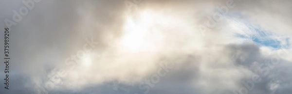 Fototapeta Piękny panoramiczny widok na Cloudscape podczas kolorowego zachodu lub wschodu słońca. Zrobiono na zachodnim wybrzeżu Kolumbii Brytyjskiej w Kanadzie.