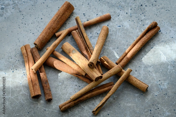 Fototapeta Cinnamon sticks on a concrete table