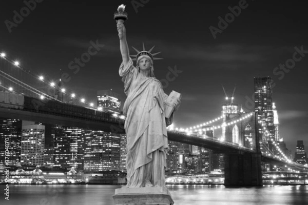 Obraz Brooklyn Bridge and The Statue of Liberty at Night