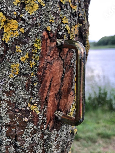 Obraz rusty metal handle on a pillar