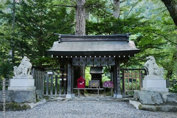 Obraz 日本の上高地の明神池の穂高神社と狛犬