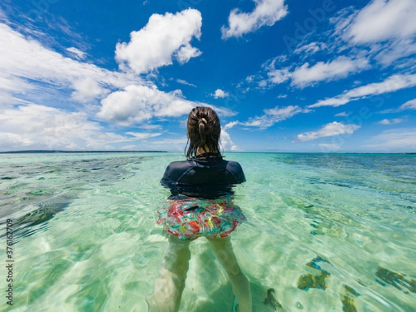 Fototapeta 透明な海で海水浴を楽しむ女性