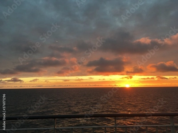 Obraz 船上の朝焼け