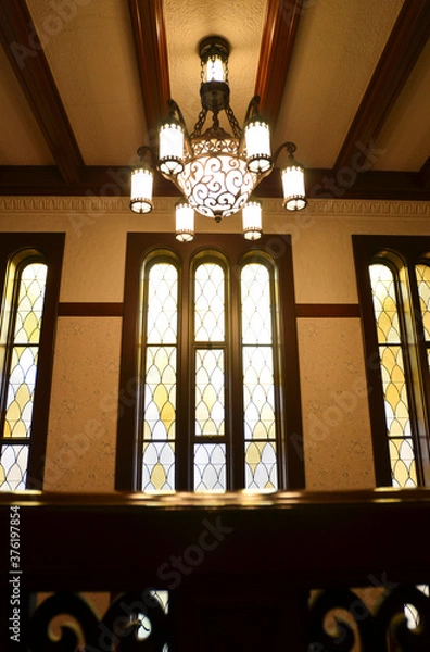 Obraz 洋館のシャンデリアと大きな窓