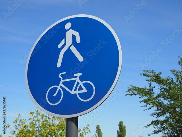 Fototapeta blue snowy sign on a pillar of a pedestrian and bicycle path