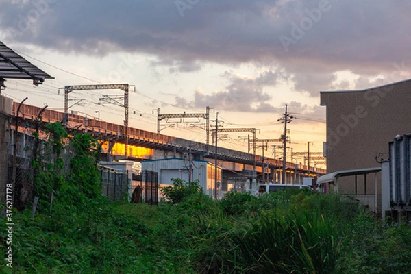 Fototapeta 線路の見える夕暮れの街
