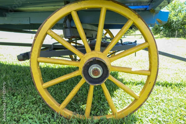 Obraz yellow wagon wheel