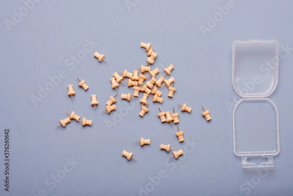 Obraz Scattered thumbtacks and box
