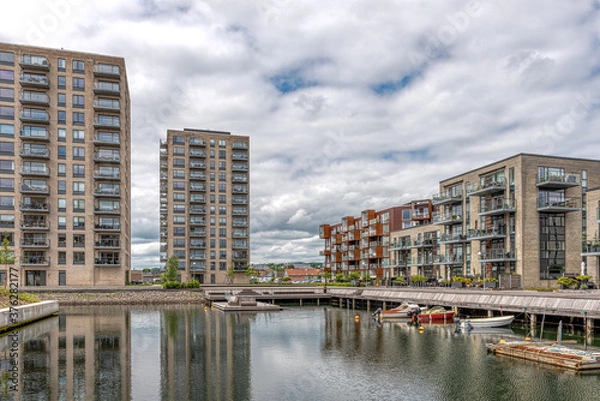 Obraz Marina z wieżowcami i łodziami odbijającymi się w wodzie