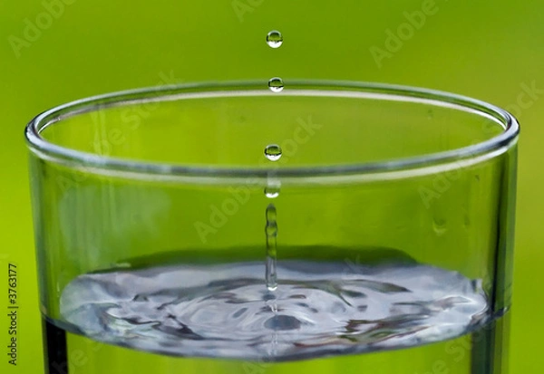 Fototapeta verre eau gros plan fond vert gouttes écologie environnement