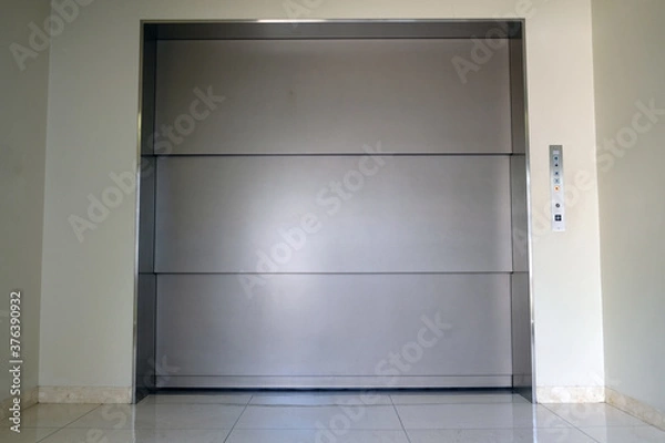 Obraz 荷物搬入用の大型エレベーター