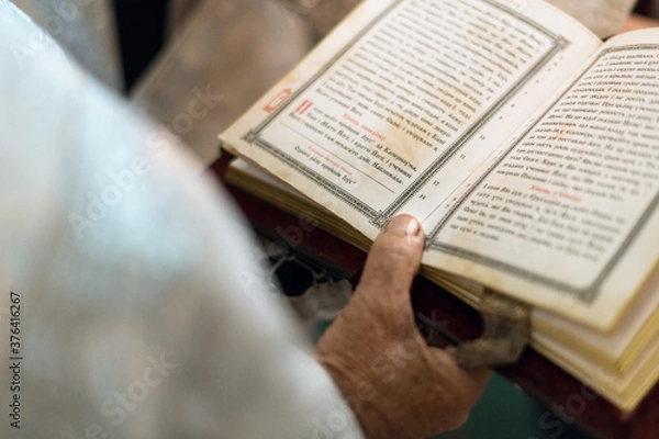 Obraz man reading a book