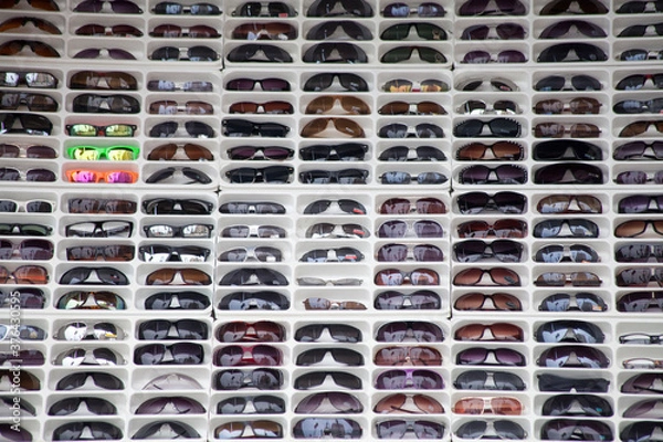Fototapeta 店頭に陳列されたサングラス