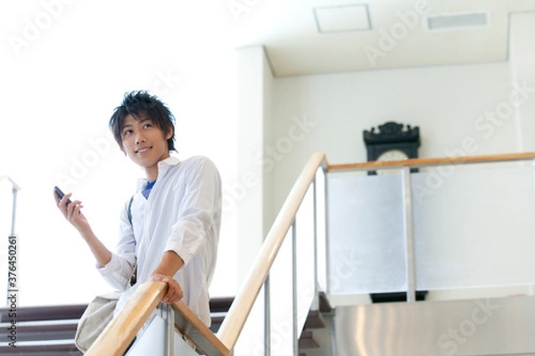 Fototapeta 笑顔の男子大学生