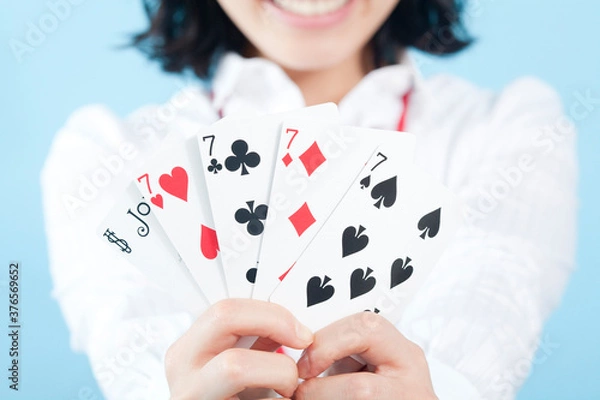 Fototapeta トランプをする女性