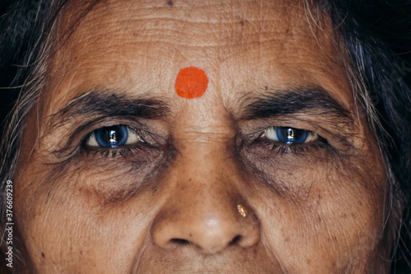 Obraz Strzał zbliżenie oczu staruszka Indianin z bindi