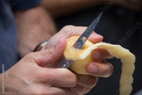 Fototapeta Pelar patatas