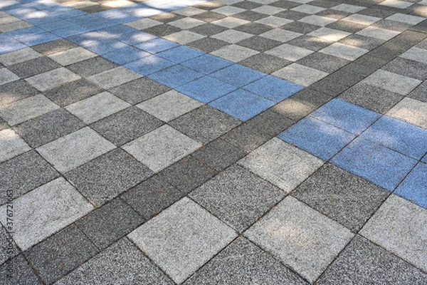 Obraz 市松模様と青いラインのデザインの道