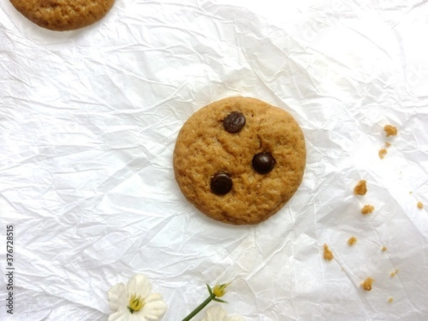Fototapeta brown soft cookies with chocochips topping. cookies on the white background