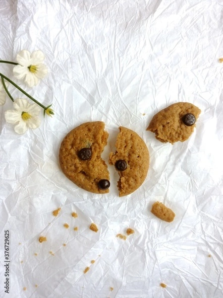 Fototapeta brown soft cookies with chocochips topping. cookies on the white background