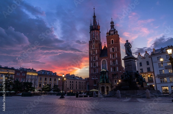 Fototapeta Kościół Mariacki i pomnik Adama Mickiewicza przed wschodem słońca, Kraków, Polska