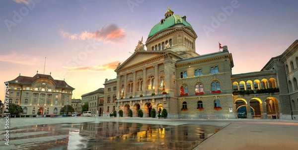 Obraz Budynek parlamentu szwajcarskiego na Bundesplatz w godzinach wieczornych. Berno. Szwajcaria