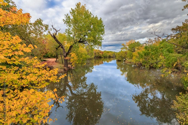 Fototapeta Oklahoma City's Lake Hefner surrounded by trees in fall color