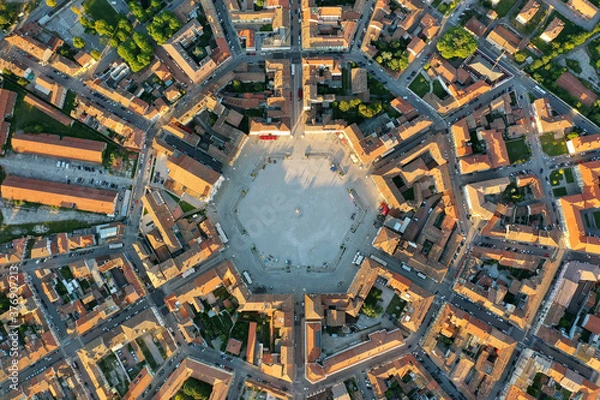 Fototapeta Miasto twierdzy Palmanova i Piazza Grande widziane z góry - rozgwieżdżone włoskie miasto z wielobocznym planem