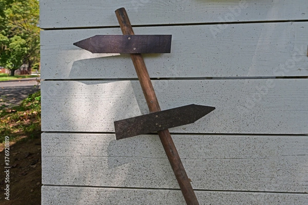 Obraz 公園の小屋の前の道しるべ