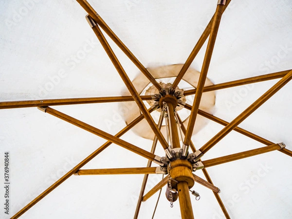 Fototapeta お洒落なオープンカフェの傘の根本