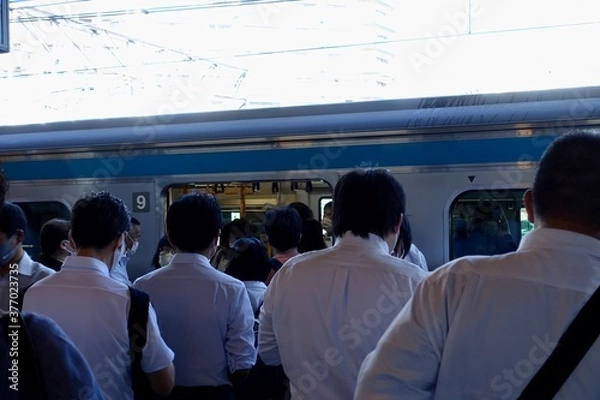 Obraz コロナ禍の満員電車の乗り降り