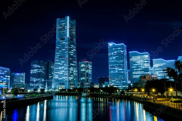 Fototapeta 神奈川県横浜市みなとみらいの夜景(万国橋)