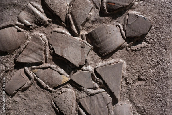 Obraz 様々な形の破片が貼り込まれた壁