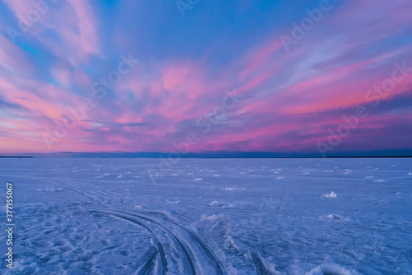 Fototapeta krajobraz z fioletowym niebieskim zachodem słońca w zimowy wieczór nad rzeką