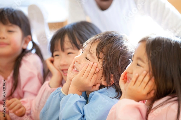 Fototapeta 頬杖をつく幼稚園児