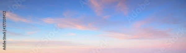 Fototapeta Czyste, błękitne niebo ze świecącymi różowymi chmurami cirrus i cumulusami po burzy o zachodzie słońca. Dramatyczny Cloudscape. Grafika koncepcyjna, meteorologia, niebo, nadzieja, pokój, zasoby graficzne, malownicze krajobrazy panoramiczne